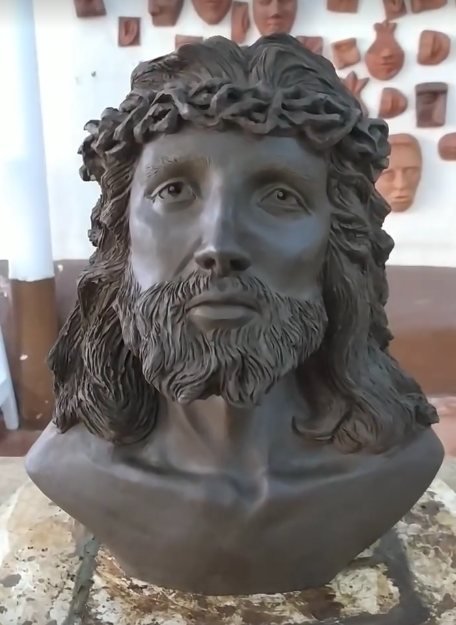 Escultura em argila do busto de Cristo com coroa de espinhos